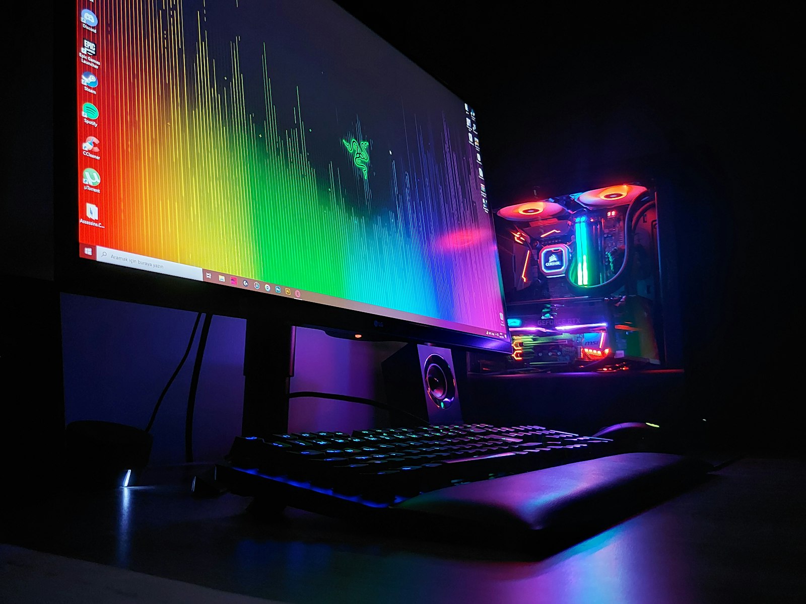 PC gaming con iluminación RGB, uno de los equipos de nuestra tienda